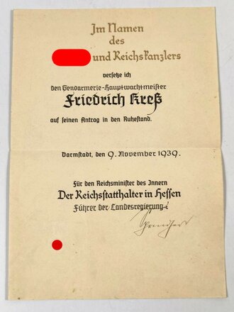 Polizei III.Reich, Großformatige Urkunde zur Versetzung in den Ruhestand für einen Gendarmerie Hauptwachtmeister aus Darmstadt, datiert 1939