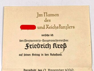 Polizei III.Reich, Großformatige Urkunde zur Versetzung in den Ruhestand für einen Gendarmerie Hauptwachtmeister aus Darmstadt, datiert 1939