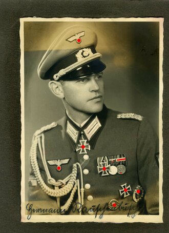 Träger des Ritterkreuz des Eisernen Kreuzes Hermann Rauschenbusch, Kommandeur Jäger Regiment 83. Originale Studioaufnahme mit eigenhändiger Unterschrift. Aufgeklebt