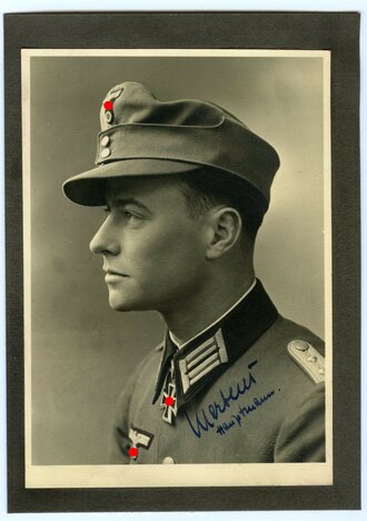Träger des Ritterkreuz des Eisernen Kreuzes Hauptmann Ewald Mertens, Angehöriger Infanterie , Regiment 204. Originale Studioaufnahme mit eigenhändiger Unterschrift. Aufgeklebt
