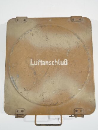 Kasten " Luftanschluss" für Geschütze der Wehrmacht. Augenscheinlich komplett , der Kasten original Tarnlackiert