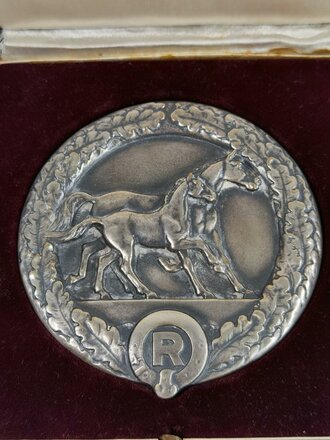 Deutschland nach 1945, Ehrenplakette für Pferdezücher in silber, in zugehörigem Etui des "Hauptverband für Zucht und Prüfung deutscher Pferde e.V."