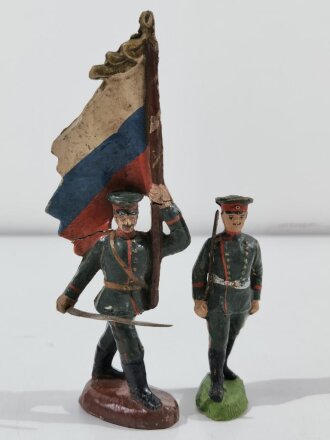 Zaristisches Russland, 2 Massefiguren, der Fahnenträger misst 17,5cm