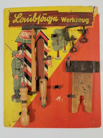 "Bonum Laubsäge Werkzeug" Halter aus Pappe mit Darstellung eines Soldaten der Wehrmacht. Die Aufhängevorrichtungen neuzeitlich ergänzt, nicht komplett