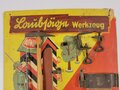 "Bonum Laubsäge Werkzeug" Halter aus Pappe mit Darstellung eines Soldaten der Wehrmacht. Die Aufhängevorrichtungen neuzeitlich ergänzt, nicht komplett