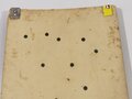 "Bonum Laubsäge Werkzeug" Halter aus Pappe mit Darstellung eines Soldaten der Wehrmacht. Die Aufhängevorrichtungen neuzeitlich ergänzt, nicht komplett
