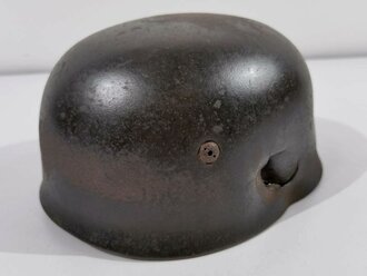 Luftwaffe, Stahlhelm für Angehörige der Fallschirmtruppen Modell 1938. Spätes Stück mit Splitterschaden, in allen Teilen Original