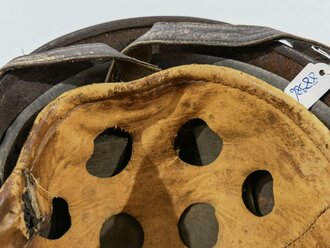 Luftwaffe, Stahlhelm für Angehörige der Fallschirmtruppen Modell 1938. Spätes Stück mit Splitterschaden, in allen Teilen Original