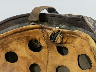 Luftwaffe, Stahlhelm für Angehörige der Fallschirmtruppen Modell 1938. Spätes Stück mit Splitterschaden, in allen Teilen Original