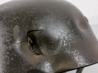 Luftwaffe, Stahlhelm für Angehörige der Fallschirmtruppen Modell 1938. Spätes Stück mit Splitterschaden, in allen Teilen Original