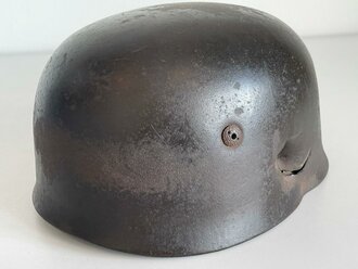 Luftwaffe, Stahlhelm für Angehörige der Fallschirmtruppen Modell 1938. Spätes Stück mit Splitterschaden, in allen Teilen Original