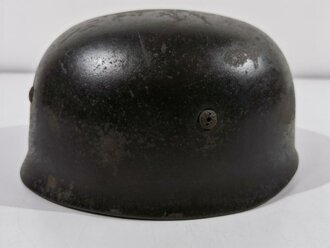 Luftwaffe, Stahlhelm für Angehörige der Fallschirmtruppen Modell 1938. Spätes Stück mit Splitterschaden, in allen Teilen Original