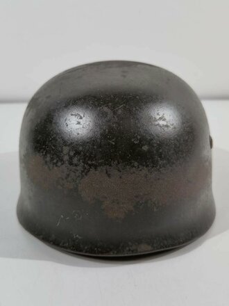 Luftwaffe, Stahlhelm für Angehörige der Fallschirmtruppen Modell 1938. Spätes Stück mit Splitterschaden, in allen Teilen Original