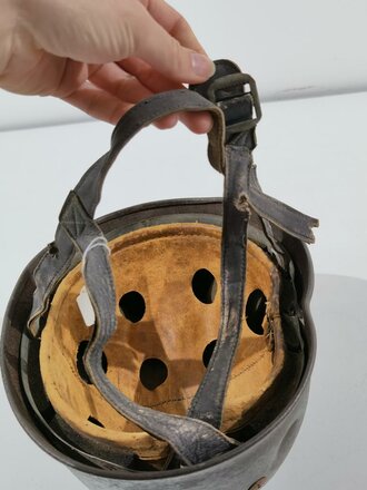 Luftwaffe, Stahlhelm für Angehörige der Fallschirmtruppen Modell 1938. Spätes Stück mit Splitterschaden, in allen Teilen Original