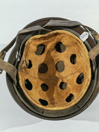 Luftwaffe, Stahlhelm für Angehörige der Fallschirmtruppen Modell 1938. Spätes Stück mit Splitterschaden, in allen Teilen Original