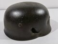 Luftwaffe, Stahlhelm für Angehörige der Fallschirmtruppen Modell 1938. Spätes Stück mit Splitterschaden, in allen Teilen Original