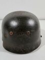 Luftwaffe, Stahlhelm für Angehörige der Fallschirmtruppen Modell 1938. Spätes Stück mit Splitterschaden, in allen Teilen Original