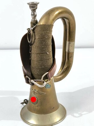 Signalhorn für Angehörige der SA in gutem Zustand. Ungereingtes Stück, mit der seltenen Tragehilfe aus Leder