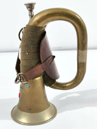 Signalhorn für Angehörige der SA in gutem Zustand. Ungereingtes Stück, mit der seltenen Tragehilfe aus Leder