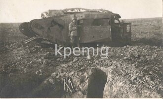 1.Weltkrieg, Foto eines stehengebliebenen englischen Tank in der Arras Schlacht 1917, Ansichtskartenformat