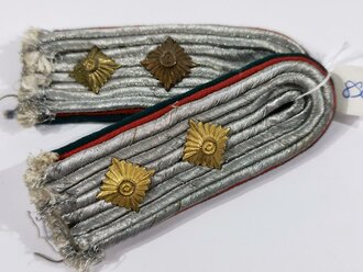 Luftwaffe, Paar Schulterstücke für einen Beamten, Nebenfarbe rot