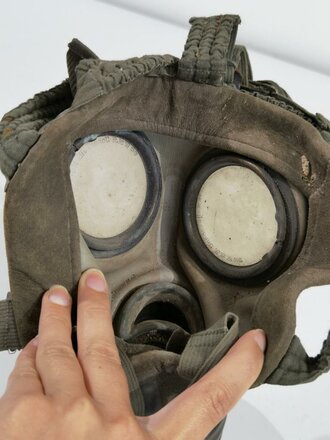 Fallschirmjäger  Beutel für die Gasmaske . getragenes Stück , in allen Teilen original. Reissverschluss und Druckknöpfe in Ordnung