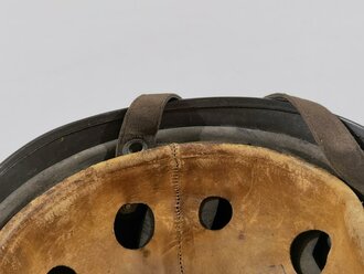 Luftwaffe, Stahlhelm für Fallschirmjäger Modell 1938. Spätes, getragenes Stück. In allen Teilen original und zusammengehörig