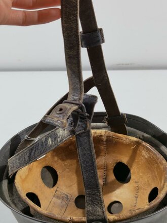 Luftwaffe, Stahlhelm für Fallschirmjäger Modell 1938. Spätes, getragenes Stück. In allen Teilen original und zusammengehörig