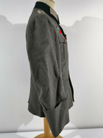Heer , Viertaschenrock für einen Leutnant im Infanterie Regiment 80. Leicht getragenes Stück in sehr gutem Zustand, die Effekten vemutlich neuzeitlich von Hand vernäht