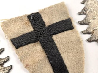 Freikorps, Satz Kragenspiegel , Ärmelabzeichen sowie 2 Fotos eines Angehörigen im Grenzschutz Ost