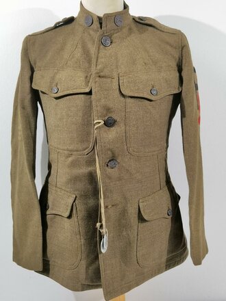 U.S. WWI Tunic Model 1912. Collar disk " Artillery" The soldier was part of the 1st Army Division , which arrived in Europe in August 1918 and was part of several battles in France. Good condition, insignia original sewn. Comes with a set of dog tags