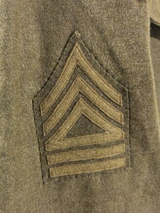 U.S. WWI Tunic Model 1912. Collar disk " Artillery" The soldier was part of the 1st Army Division , which arrived in Europe in August 1918 and was part of several battles in France. Good condition, insignia original sewn. Comes with a set of dog tags