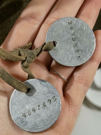 U.S. WWI Tunic Model 1912. Collar disk " Artillery" The soldier was part of the 1st Army Division , which arrived in Europe in August 1918 and was part of several battles in France. Good condition, insignia original sewn. Comes with a set of dog tags