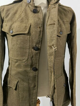 U.S. WWI Tunic Model 1912. Collar disk " Artillery" The soldier was part of the 1st Army Division , which arrived in Europe in August 1918 and was part of several battles in France. Good condition, insignia original sewn. Comes with a set of dog tags