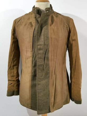 U.S. WWI Tunic Model 1912. Collar disk " Artillery" The soldier was part of the 1st Army Division , which arrived in Europe in August 1918 and was part of several battles in France. Good condition, insignia original sewn. Comes with a set of dog tags