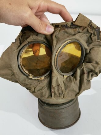 1.Weltkrieg, Gasmaske in der frühen Ausführung mit sehr gutem Filter, dieser datiert 1916. Maskenkörper angetrocknet