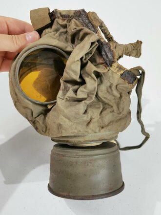 1.Weltkrieg, Gasmaske in der frühen Ausführung mit sehr gutem Filter, dieser datiert 1916. Maskenkörper angetrocknet
