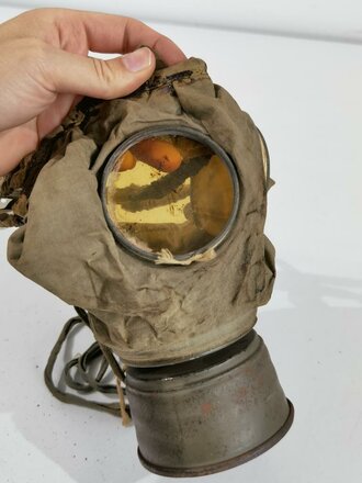 1.Weltkrieg, Gasmaske in der frühen Ausführung mit sehr gutem Filter, dieser datiert 1916. Maskenkörper angetrocknet