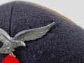 Luftwaffe, Schirmmütze für Mannschaften fliegendes Personal. Originales Stück mit Mottenschäden , leicht verzogen, direkt aus Privathaushalt