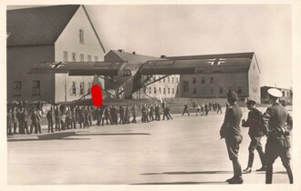 Ansichtskarte "Der Fieseler - Storch landet auf dem Hof einer Kaserne"