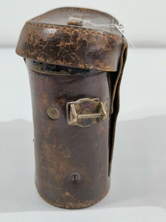 Behälter für Fernglas / Dienstglas datiert 1912. Getragenes Stück