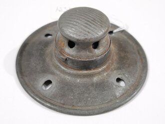 1. Weltkrieg, Teller für die Spitze einer Pickelhaube für Mannschaften, Eisen, original feldgrau lackiert.