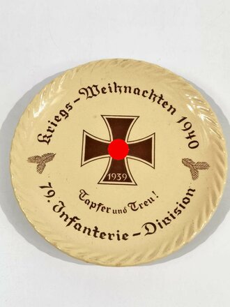 Erinnerungsteller der 79. Infanterie Division " Kriegs Weihnachten 1940 " Durchmesser 20,5cm. Leicht zerkratzt, sonst guter Zustand