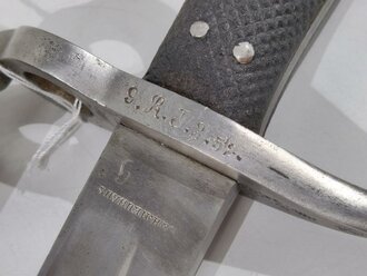 Preußen, Hirschfänger M 1865  für die Jägerbüchse. Hersteller  Neuhaus, Kammerstück mit 3 Nieten von 1867.  Parierstangenring ausgebuchst für die Jägerbüchse M 1871.. Lederscheide geschrumpft, sonst guter Gesamtzustand