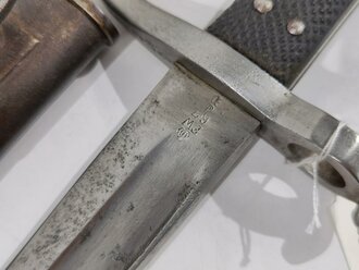 Preußen, Hirschfänger M 1865  für die Jägerbüchse. Hersteller  Neuhaus, Kammerstück mit 3 Nieten von 1867.  Parierstangenring ausgebuchst für die Jägerbüchse M 1871.. Lederscheide geschrumpft, sonst guter Gesamtzustand