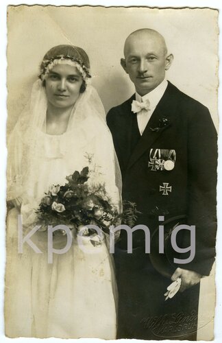 Hochzeitsfoto eines Badischen Trägers des Eisernen Kreuzes 1. Klasse 1914 im Postkartenformat