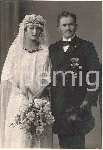 Hochzeitsfoto eines Württembergischen Trägers des Eisernen Kreuzes 1. Klasse 1914 im Postkartenformat