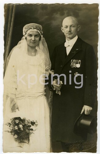 Hochzeitsfoto eines Badischen Trägers des Eisernen Kreuzes 1. Klasse 1914 im Postkartenformat