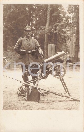 1.Weltkrieg , feldgrauer mit russischem Maschinengewehr, Foto im Postkartenformat