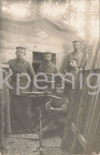 1.Weltkrieg , feldgrauer mit Beute Maschinengewehr  und Zielfernrohrgewehr, Foto im Postkartenformat